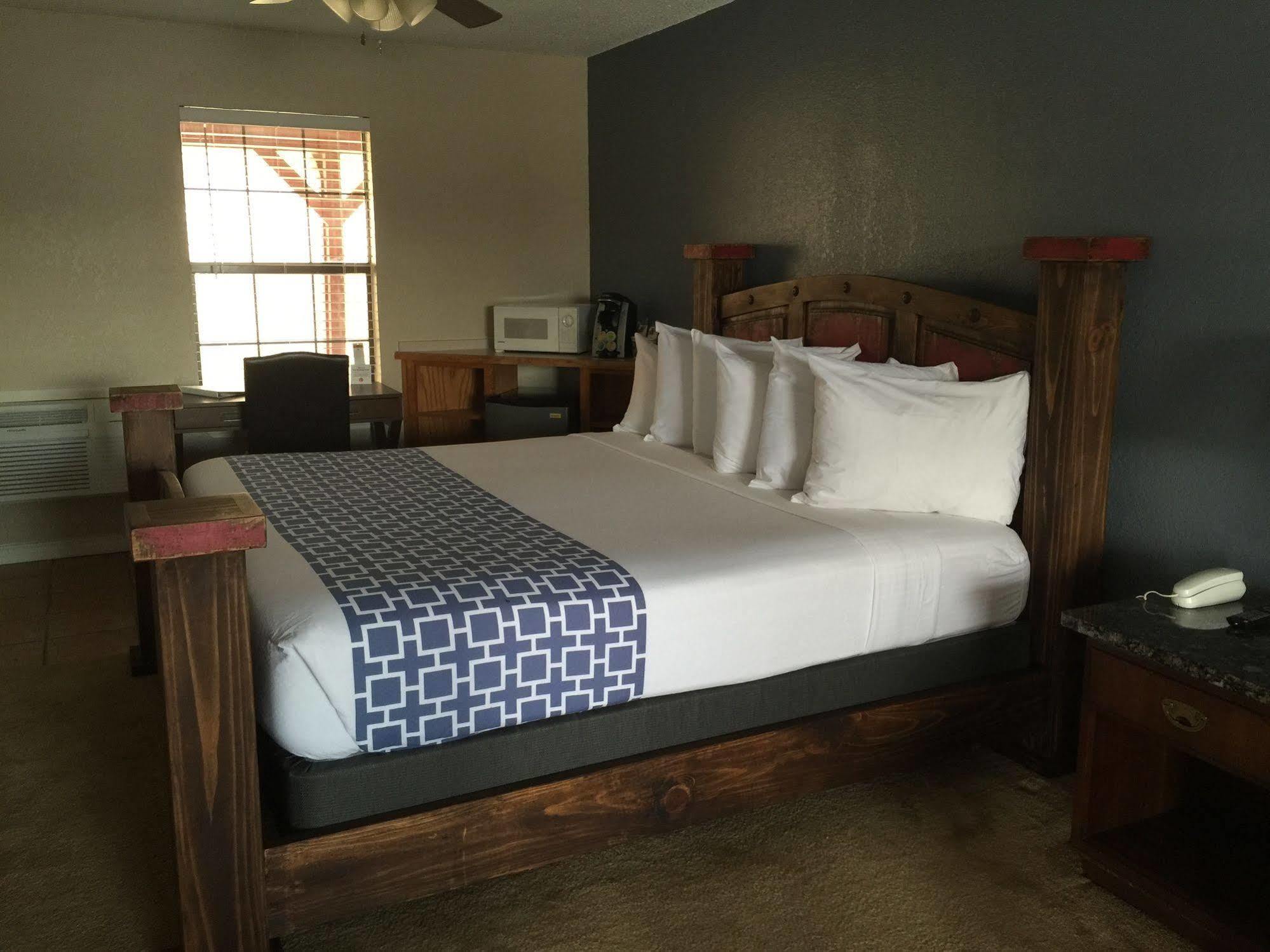 Four Horseman Travel Lodge Pilot Point Екстер'єр фото